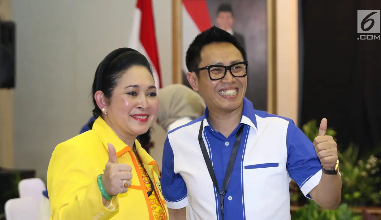 Politisi Partai Berkarya, Titiek Soeharto (kiri) dan Ketua DPW PAN DKI Jakarta, Eko Patrio jelang mendampingi pasangan Prabowo/Sandi Uno mendaftar bakal Capres/Cawapres Pemilu 2019 di Gedung KPU, Jakarta, Jumat (10/8). (Liputan6.com/Helmi Fithriansyah)