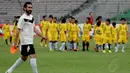 Mantan bintang Juventus, Gianluca Zambrotta, berjalan melintasi kumpulan anak-anak yang menyaksikan sesi latihan terbuka Football Legends di Stadion GBK Jakarta, (6/6/2014). (Liputan6.com/Helmi Fithriansyah)
