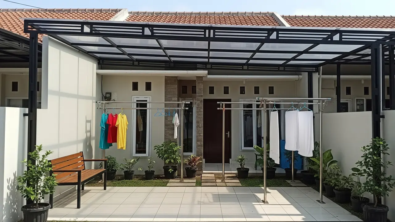 Contoh Gambar Jemuran Belakang Rumah Type 36 dengan Atap Transparan yang Adem