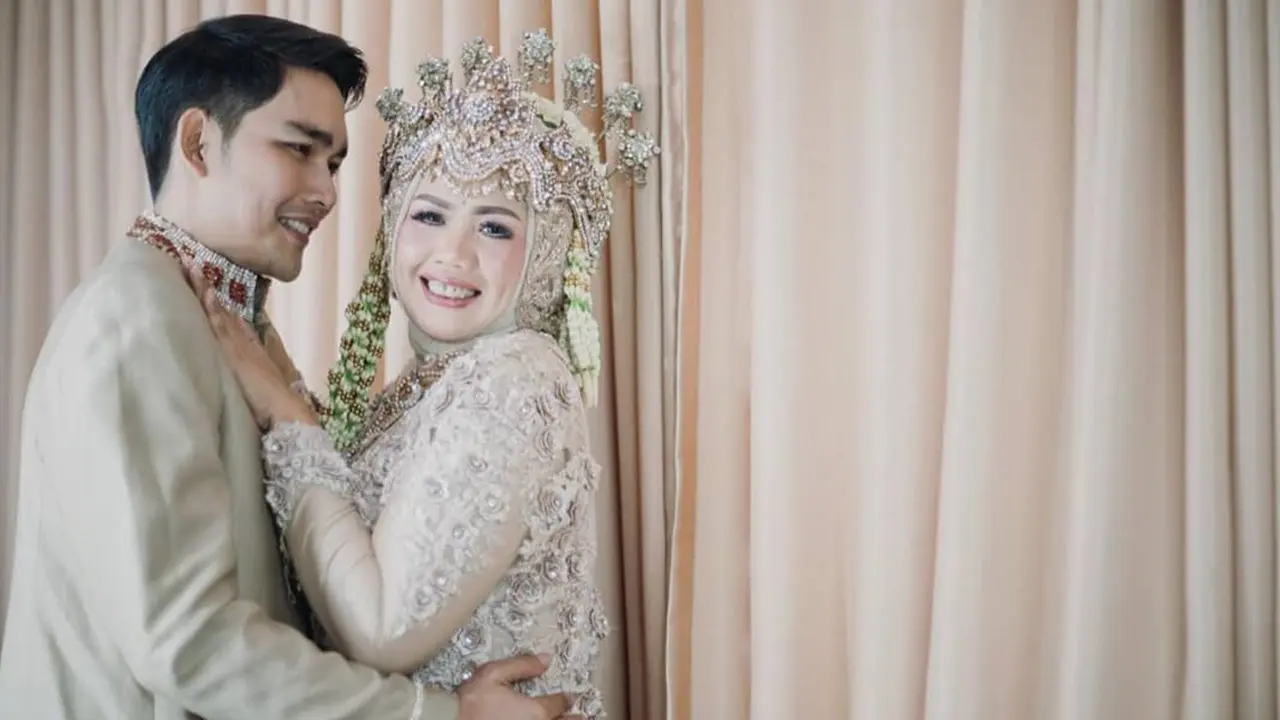 Pakai Baju Pengantin, Ini 6 Momen Kebersamaan Elly Sugigi dengan Pacar Barunya