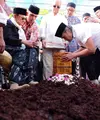 Suasana duka mengiringi kepergian keluarga Subono. Ibunda promotor, Adrie Subono dan juga Eyang dari Melanie Subono, Hj. Titi Sri Sulaksmi Subono Binti Alwi Abduldjalil Habibie meninggal dunia. (Dezmond Manullang/Bintang.com)
