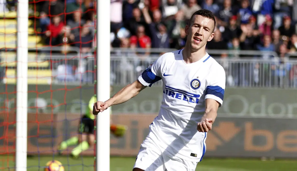 Pemain Inter Milan, Ivan Perisic memborong dua gol untuk kemenangan timnya atas Cagliari pada lanjutan Serie A di Sant'Elia stadium,  Cagliari, (5/3/2017). Inter Milan menang 5-1. (Fabio Murru/ANSA via AP)