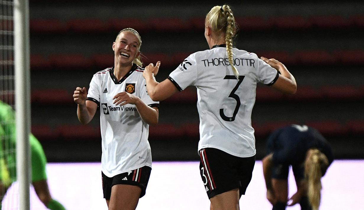 Maria Thorisdottir (kanan) dan Jackie Groenen merayakan gol semata wayang Manchester United yang dicetak oleh Katie Zelem. (AFP/Valentine Chapuis)