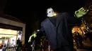 Seorang pria berkostum mosnter Frankenstein ambil bagian dalam perayaan Halloween di jalanan kota Salem, Massachusetts, AS, Rabu (31/10). Kota Salem juga dikenal sebagai Kota Penyihir karena memiliki banyak tempat yang menyeramkan. (Joseph PREZIOSO/AFP)