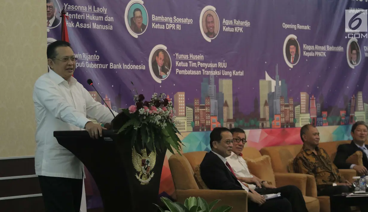 Ketua DPR RI Bambang Soesatyo memaparkan materi saat diskusi di gedung PPATK, Jakarta, Selasa (17/4). Diskusi membahas optimalisasi penelusuran aset hasil tindak pidana melalui regulasi pembatasan transaksi uang kartal. (Liputan6.com/Angga Yuniar)