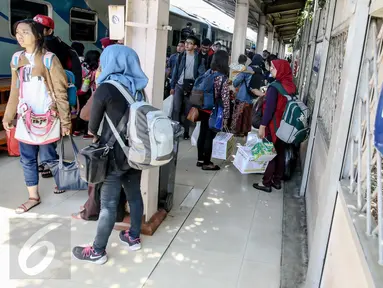 Sejumlah penumpang tiba  di Stasiun Senen, Jakarta, Minggu (3/1/2016). Kedatangan arus balik libur Natal dan Tahun Baru dari sejumlah daerah Pulau Jawa hingga pukul 13.00 WIB tercatat sebanyak 398.947 orang. (Liputan6.com/Faizal Fanani)