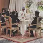 Setelah pembacaan janji suci, kedua mempelai tampak memperlihatkan cincin mereka. Ma'ruf Amin (kiri) menikahkan kedua mempelai disaksikan oleh Jokowi (kanan). (dok. Instagram @romahurmuziy/https://www.instagram.com/p/BsaL98YgO0e/Esther Novita Inochi)