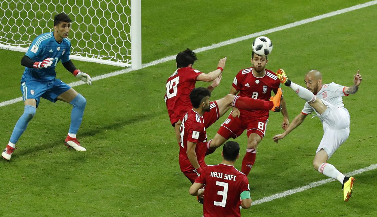 Gelandang Spanyol, David Silva, melakukan tendangan salto saat melawan Portugal pada laga grup B Piala Dunia di Kazan Arena, Kazan, Rabu (20/6/2018). Spanyol menang 1-0 atas Iran. (AP/Eugene Hoshiko)