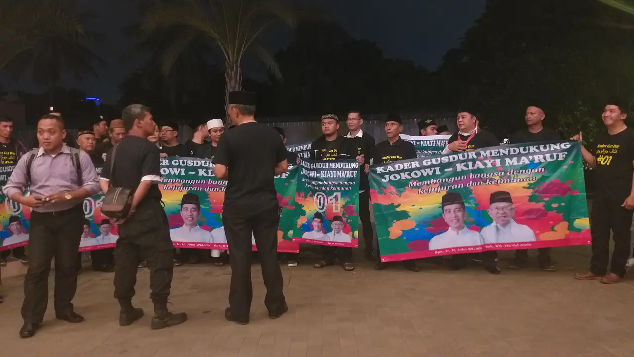 Massa yang mengatasnamakan Kader Gus Dur berkumpul di sekitar arena debat Cawapres. (Liputan6.com/Ika Defianti)