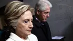 Mantan calon presiden dari partai Demokrat, Hillary Clinton berjalan dengan suaminya, Bill Clinton untuk menghadiri upacara pelantikan Donald Trump menjadi Presiden AS ke-45 di Washington, DC, AS, (20/1). (Win McNamee/Pool Photo via AP)