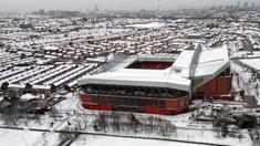 Stadion Anfield dan bangunan yang terletak di kota Liverpool tertutup salju menjelang laga lanjutan Liga Inggris 2024/2025 antara Liverpool melawan Manchester United pada Minggu (05/01/2025). (AFP/Darren Staples)