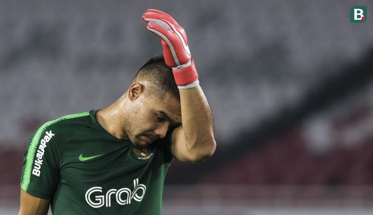 Kiper Timnas Indonesia, Andritany Ardhiyasa, menghapus keringat saat latihan di SUGBK, Jakarta, Senin (12/11). Latihan ini persiapan jelang laga Piala AFF 2018 melawan Timor Leste. (Bola.com/Vitalis Yogi Trisna)