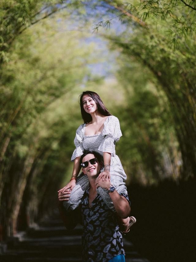 6 Pemotretan Mesra Mike Lewis dan Janisaa Pradja Saat Liburan