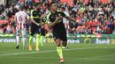 Striker Arsenal, Alexin Sanches,  melakukan selebrasi usai mencetak gol ke gawang Stoke City pada pertandingan pekan ke-37 Premier League, di Stadion Bet 365, Sabtu (13/5/2017). Arsenal menang dengan skor 4-1. (AFP/ Lindsey Parnarby)