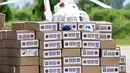 Tidak hanya itu, 36 unit helikopter dari beragam jenis juga dioperasikan untuk misi penyelamatan dan distribusi bantuan logistik ke sejumlah wilayah terdampak. Tampak dalam foto, bantuan untuk korban banjir sedang disiapkan di Pangkalan Tentara Nasional Indonesia (TNI) Angkatan Udara (AU) di Blang Bintang, Provinsi Aceh, pada Minggu 7 Desember 2025. (Chaideer MAHYUDDIN/AFP)