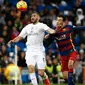 Penyerang Real madrid Karim Benzema saat mempertahankan bola dari gangguan gelandang Barcelona Sergio Busquets pada pertandingan El Clasico di stadion Santiago Bernabeu, Spanyol, (22/11). (Reuters/Paul Hanna)