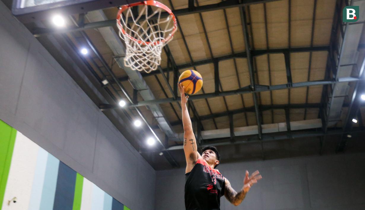 Pemain Timnas Basket 3x3 Indonesia, Kevin Moses Poetiray melakukan pemusatan latihan menjelang SEA Games 2023 di GBK Arena, Senayan, Jakarta, Sabtu (08/03/2023). Skuad asuhan Fandi Andika Ramadhani melakukan dua tahap TC, yaitu 5-19 April dan 26 April-3 Mei sebelum menentukan empat pemain yang akan dibawa ke SEA Games 2023. (Bola.com/Bagaskara Lazuardi)