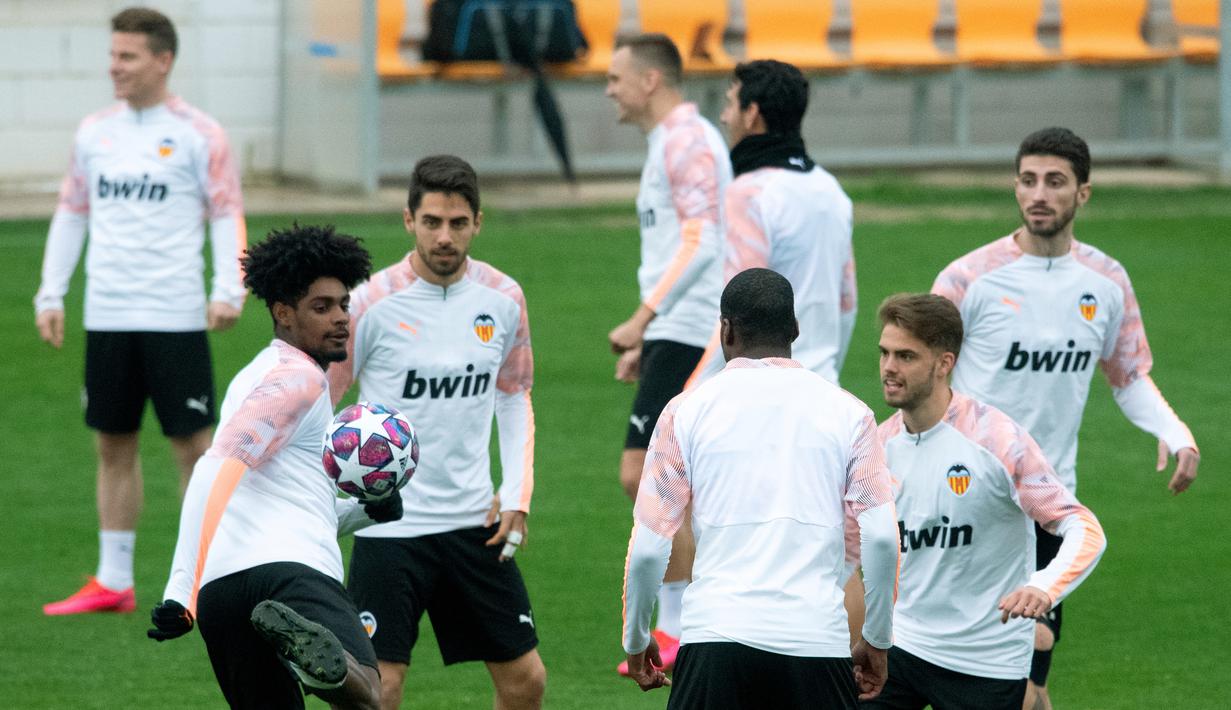 Pemain Valencia Thierry Correia (kiri) mengontrol bola saat sesi latihan di Paterna Sports City, Paterna, Spanyol, Selasa (18/2/2020). Valencia akan menghadapi Atalanta pada leg pertama babak 16 besar Liga Champions di San Siro, 20 Februari 2020 dini hari WIB. (JOSE JORDAN/AFP)