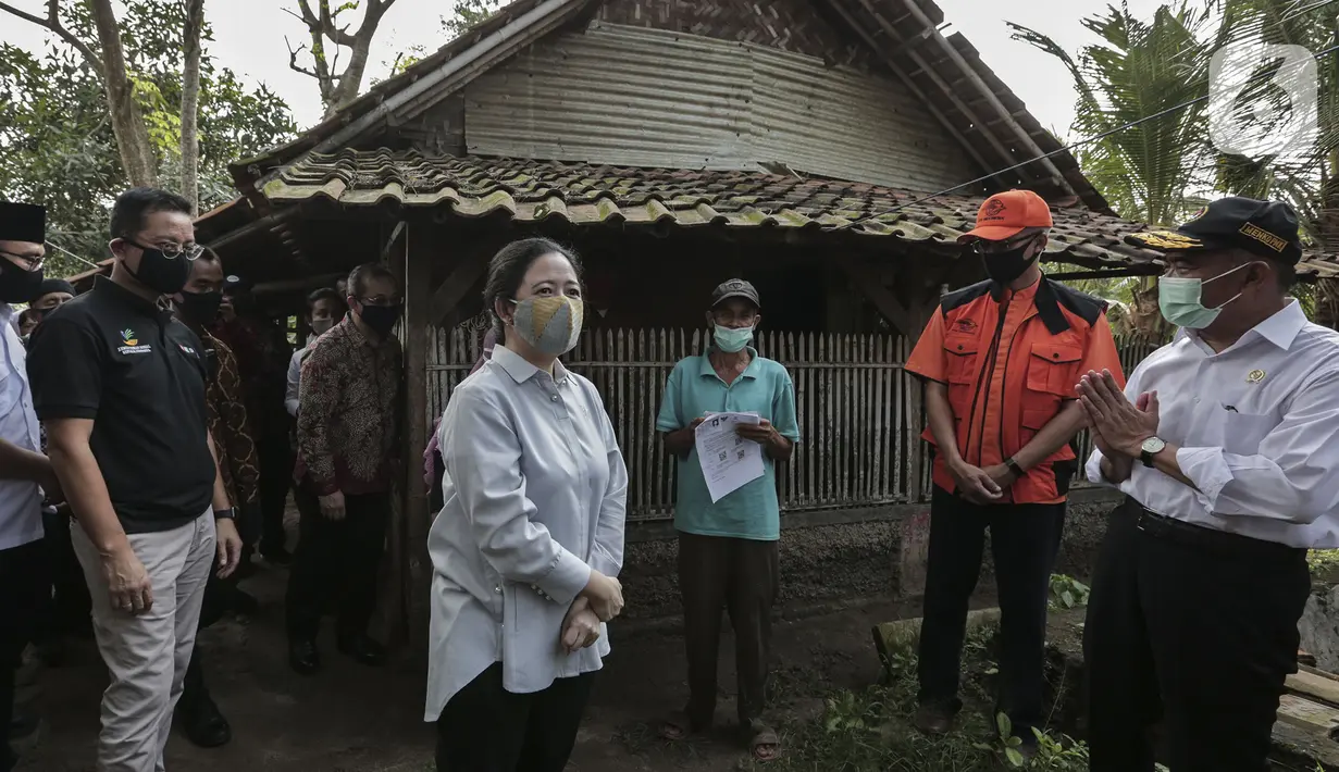 Ketua DPR RI Puan Maharani (kedua kiri) didampingi Menko PMK Muhadjir Effendy (kanan) dan Menteri Sosial Juliari Batubara (kiri) saat menyerahkan langsung Bantuan Sosial Tunai (BST) kepada warga di Desa Cikande, Kecamatan Jayanti, Kabupaten Tangerang, Selasa (23/6/2020). (Liputan6.com/Johan Tallo)