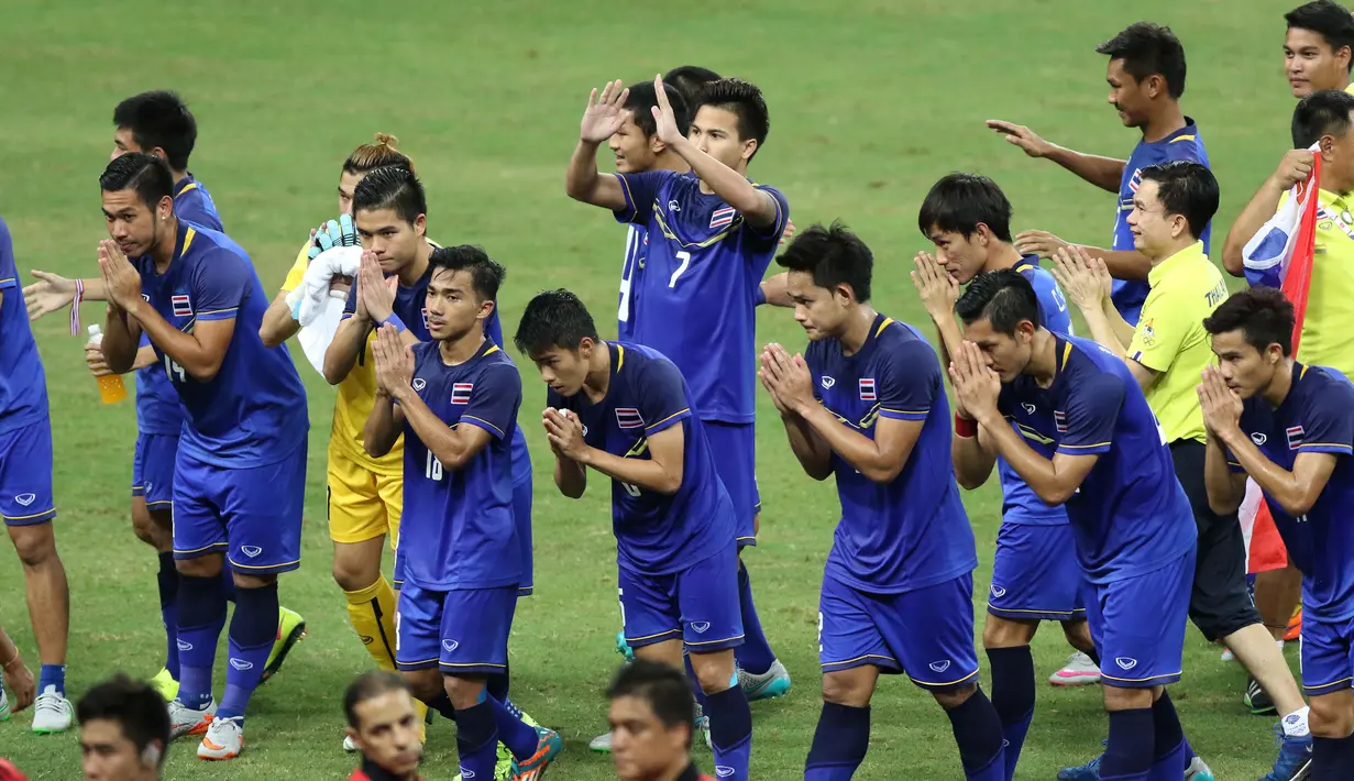 Pemain Thailand U-23 memberikan salam hormat kepada tim Myanmar U-23 dan pendukungnya. (Bola.com/Arief Bagus)