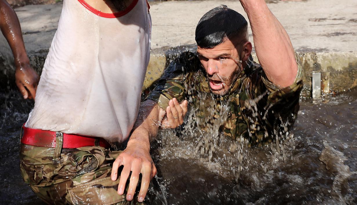 Kiper Timnas Inggris, Fraser Forster, saat mengikuti latihan di Markas Militer Kerajaan Inggris di Devon, (03/06/2017). Timnas Inggris menggelar latihan rahasia yang melibatkan pihak militer kerajaan. (EPA//Barry Wheeler)