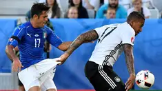 Pemain Jerman, Jerome Boateng, menarik celana pemain Italia, Citadin Martins Eder, pada laga perempat final Piala Eropa 2016 di Stadion Matmut Atlantique, Bordeaux, Minggu (3/7/3016) dini hari WIB. (AFP/Georges Gobet)