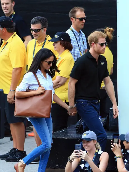 Menurut salah satu sumber yang duduk di belakang Meghan dan pangeran Harry, Olivia Kornal melihat kebahagiaan yang hadir di antara mereka. Pasangan ini begitu menikmati pertandingan olah raga saat itu. (AFP/Vaughn Ridley)