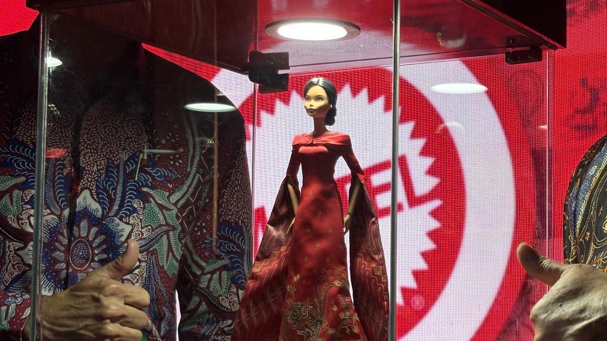 Rayakan 80 Tahun Kemerdekaan Indonesia, Diluncurkan Barbie Dibalut Batik Motif Sawunggaling, yang dipesan oleh Presiden Soekarno