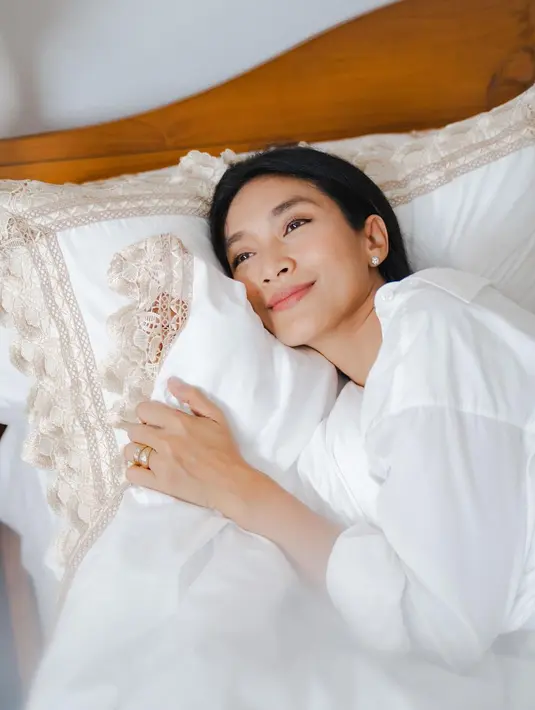 <p>Kini, menjadi seorang istri dari bangsawan, sosok Happy Salma yang dulu dikenal seksi, sekarang menjadi lebih elegan dan berwibawa. (FOTO: instagram.com/happysalma)</p>
