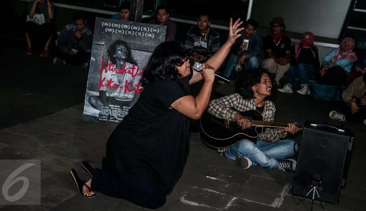 Pembacaan puisi tersebut untuk mengenang Widji Thukul dalam film "Istirahatlah Kata - Kata", Jakarta, Selasa (24/1). Widji Thukul adalah sastrawan dan aktivis HAM yang dinyatakan masuk daftar orang hilang sejak tahun 2000 (Liputan6.com/Gempur M Surya)