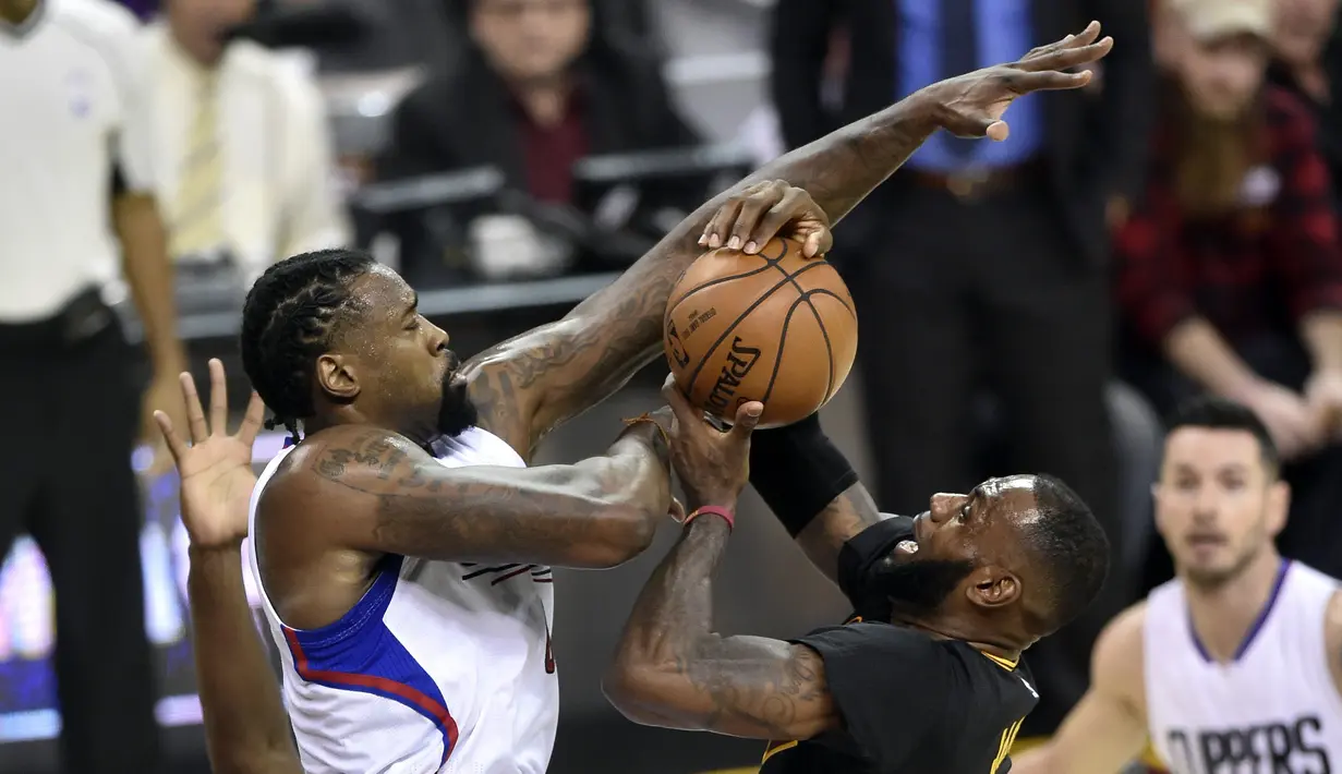 Pemain LA Clippers, DeAndre Jordan #6 menghadang laju pemain Cleveland Cavaliers, LeBron James (kanan) pada laga NBA 2016-2017 di Quicken Loans Arena, (1/11/2016).  (Reuters/David Richard-USA TODAY Sports)