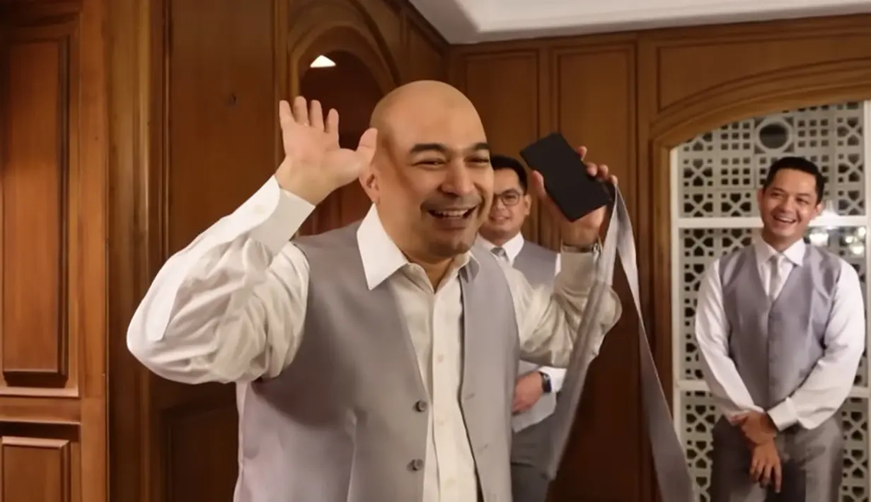 Momen pemeran yang juga presenter itu mengangkat kedua tanggannya tanda tak lagi ingat nama calon istri Sahrul Gunawan. [Youtube/The Bramantyo]