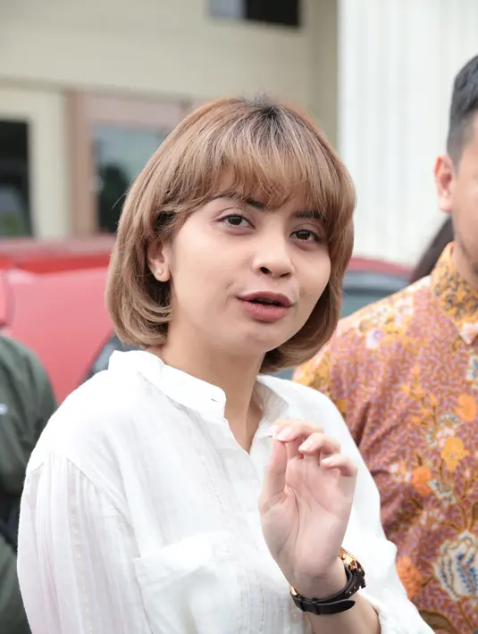 Ditemui di persidangannya  yang berlangsung di Pengadilan Agama (PA) Tigaraksa, Tangerang, Rabu (22/3), Tiwi mengatakan pemberitaan miring yang tersebar selama ini mengganggu aktivitas bekerja dirinya dan suami. (Adrian Putra/Bintang.com)