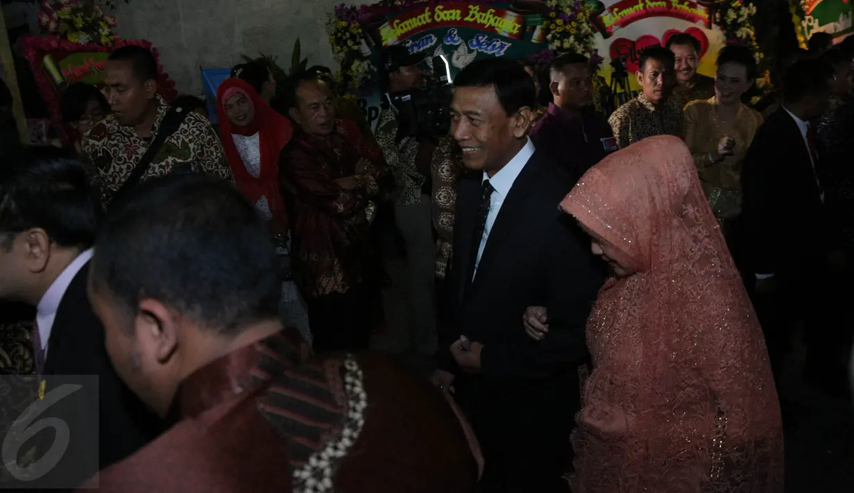 Wiranto saat menghadiri resepsi pernikahan Acara resepsi pernikahan Gibran Rakabuming Raka dengan Selvi Ananda, Solo, Kamis (11/6/2015). Resepsi pernikahan malam hari ini dihadiri oleh para tamu VIP dan VVIP. (Liputan6.com/Faizal Fanani)