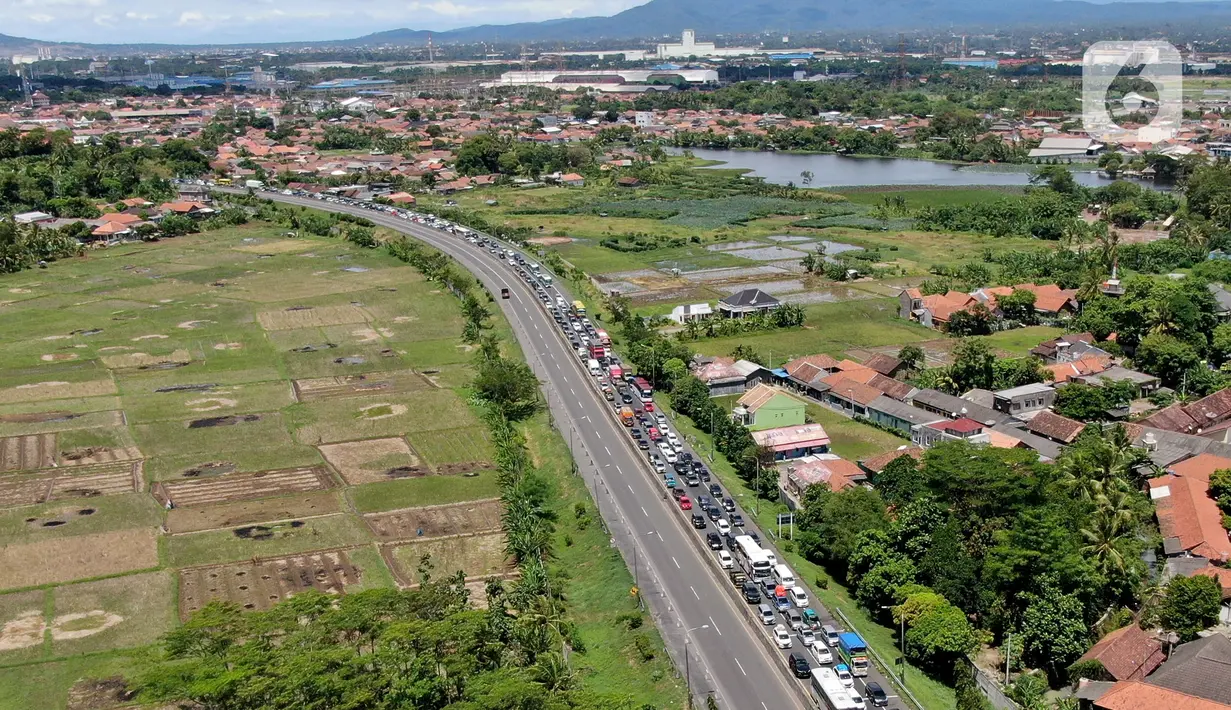 <p>Foto udara memperlihatkan kemacetan yang terjadi dalam Tol Tangerang-Merak, Banten, Jumat (29/4/2022). Kemacetan sepanjang 7 Kilometer mengular hingga ke dalam tol akibat lonjakan pemudik yang hendak menyeberang ke Pulau Sumatera melalui Pelabuhan Merak. (Liputan6.com/Angga Yuniar)</p>