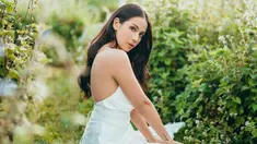 Tampil dalam balutan gaun backless putih, Estelle Linden terlihat begitu memukau. Pada pemotretan ini, dirinya juga tampil dengan makeup sederhana. (Liputan6.com/IG/@estelleelinden)