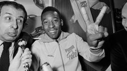 Pele. Legenda sepak bola Brasil bernama asli Edson Arantes do Nascimento yang tampil dalam 4 edisi Piala Dunia mulai edisi 1958 hingga 1970 ini total berkontribusi dalam 20 gol, dengan rincian mencetak 12 gol dan 8 assist dari 14 laga. Torehannya tersebut mampu membawa Brasil tiga kali meraih trofi Piala Dunia pada edisi 1958, 1962 dan 1970. (AFP)