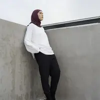 Gaya black and white, dengan pakaian lengan panjang putih, dan pants hitam seperti Zaskia Adya Mecca bisa jadi rekomendasimu. Pashmina instan juga bisa digunakan untuk gaya simpe saat Idul Adha. (Dok. Instagram zaskiadyamecca)