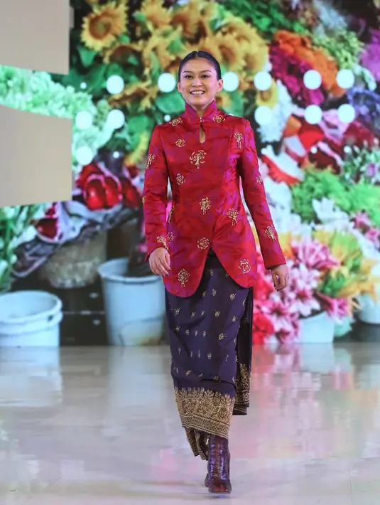 Marissa Anita kenakan tampil mengenakan kebaya janggan kerah tinggi warna merah dengan beads buanga keemasan. Dipadukan bawahan kain hitam dengan aksen bordiran gold serta sepatu bootsnya. [Adrian/Fimela]