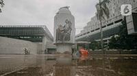 Aktivitas pekerja proyek revitalisasi Taman Ismail Marzuki, Cikini, Menteng, Jakarta, Selasa (31/5/2022). Pembukaan direncanakan dimulai pada Jumat, 3 Juni 2022. (Liputan6.com/Faizal Fanani)