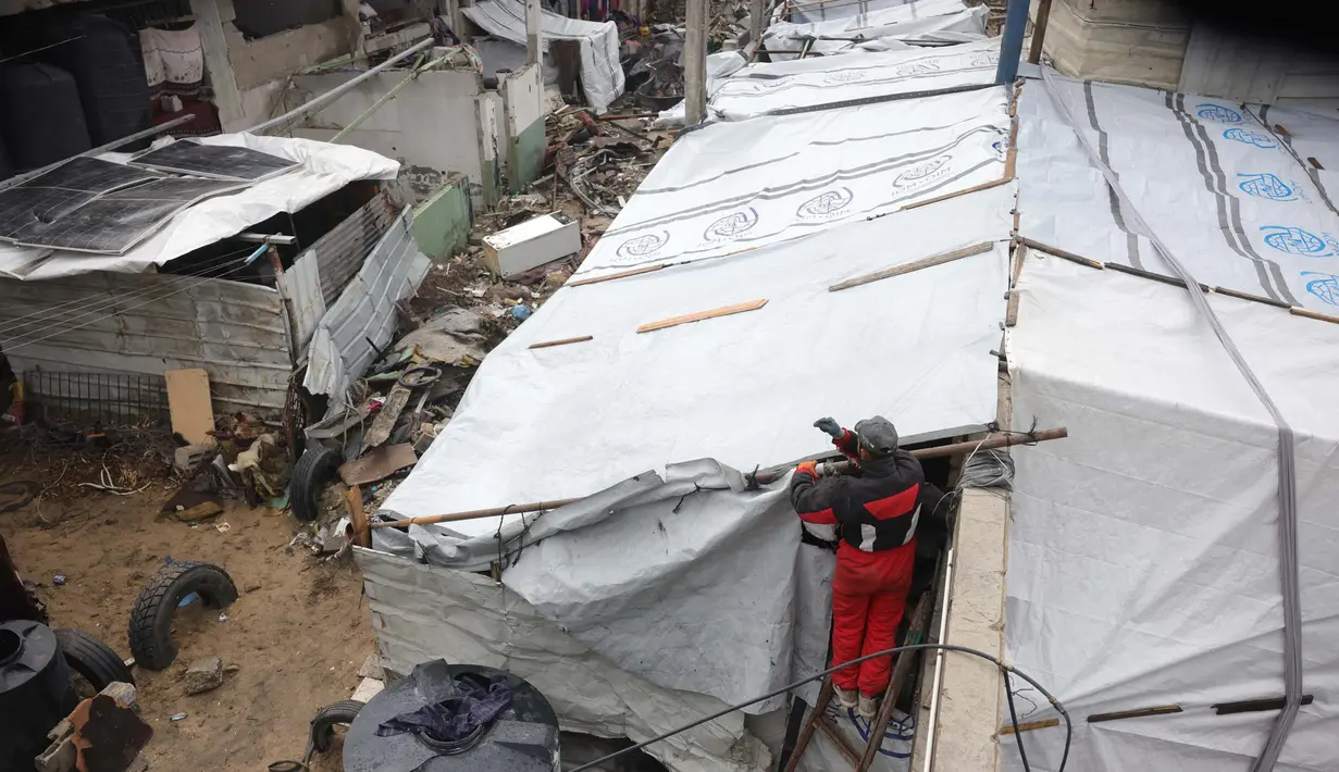Menurut salah satu pekerja bantuan, ada ribuan orang di Jabalia, Jalur Gaza utara tidak memiliki terpal plastik untuk melindungi diri dari hujan musim dingin dan angin kencang. (Bashar TALEB/AFP)