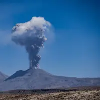 Ilustrasi gunung mengeluarkan abu vulkanik. (Pixabay/MonikaP)
