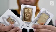 Wujud  emas  batangan nan dijual di gerai PT Aneka Tperiode TBK (Antam), Jakarta, Senin (24/6/2019). Harga emas Antam naik Rp 3.500 per gram menjadi Rp 702.500 ribu per gram dari sebelumnya Rp 699 ribu per gram. (merdeka.com/Iqbal Nugroho)