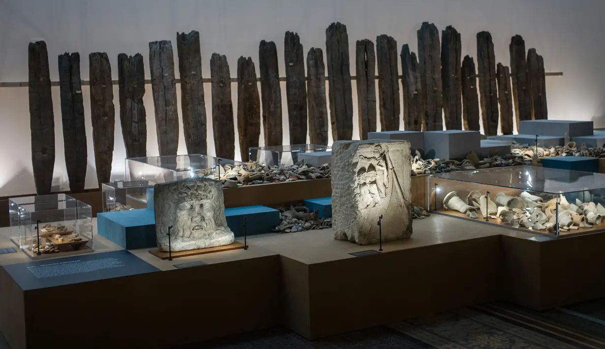 Sejumlah artefak era Romawi dipajang selama pameran di Museum Martin-Gropius-Bau di Berlin, Jerman (20/9). Pameran tersebut menampilkan lebih dari 1.000 artefak yang ditemukan selama 20 tahun terakhir. (AP Photo/Frank Jordans)