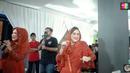 Ayu Ting Ting dan Umi Kalsum, berjoget bersama El Corona. (Foto: YouTube)