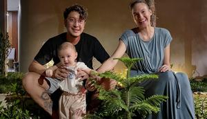 Pohon Natal Nadine Chandrawinata di halaman rumah yang ditanam sendiri sejak 2022. [Foto: IG/@nadinelist]