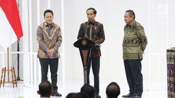 Presiden Jokowi didampingi Gubernur Bank Indonesia Perry Warjiyo dan Kepala Bekraf Triawan Munaf meresmikan pembukaan pameran Karya Kreatif Indonesia (KKI) 2019 di JCC Senayan, Jumat (12/7/2019). Pameran bertema Mendorong Pertumbuhan Melalui UMKM Go Export dan Go Digital. (Liputan6.com/Angga Yuniar)