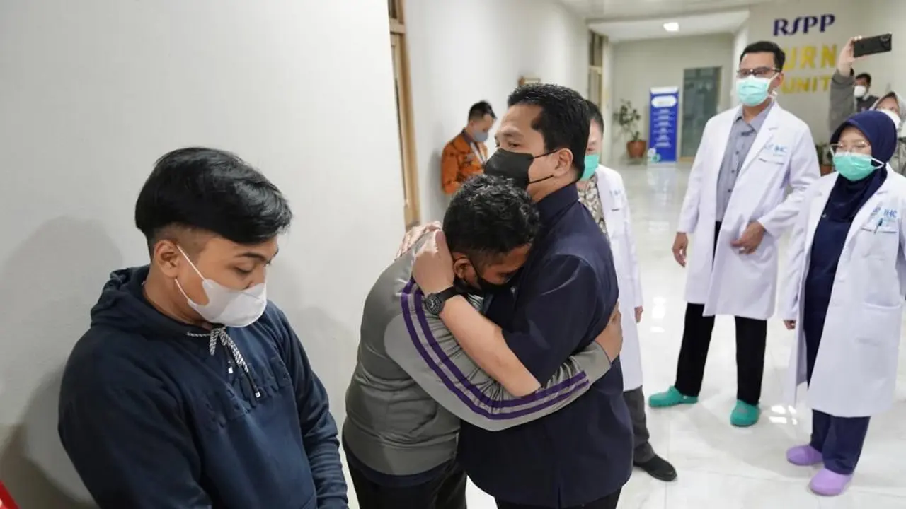 Menteri BUMN Erick Thohir menjenguk sejumlah korban kebakaran Depo Pertamina Plumpang Jakarta Utara di Rumah Sakit Pusat Pertamina