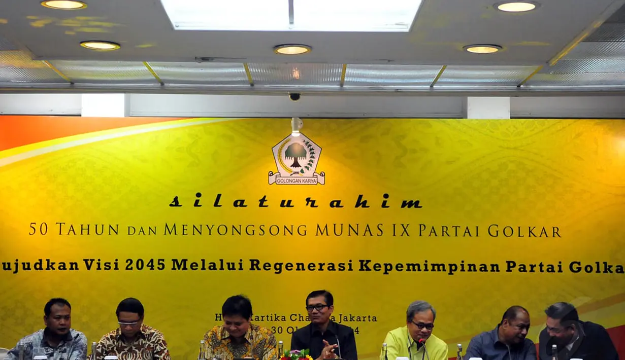 Kegiatan bertema 'Mewujudkan Visi 2045 Melalui Regenerasi Kepemimpinan Partai Golkar' tersebut sebagai ajang silaturahmi serta menyiapkan regenerasi untuk lebih memajukan partai, Jakarta, Kamis (30/10/2014). (Liputan6.com/Johan Tallo)