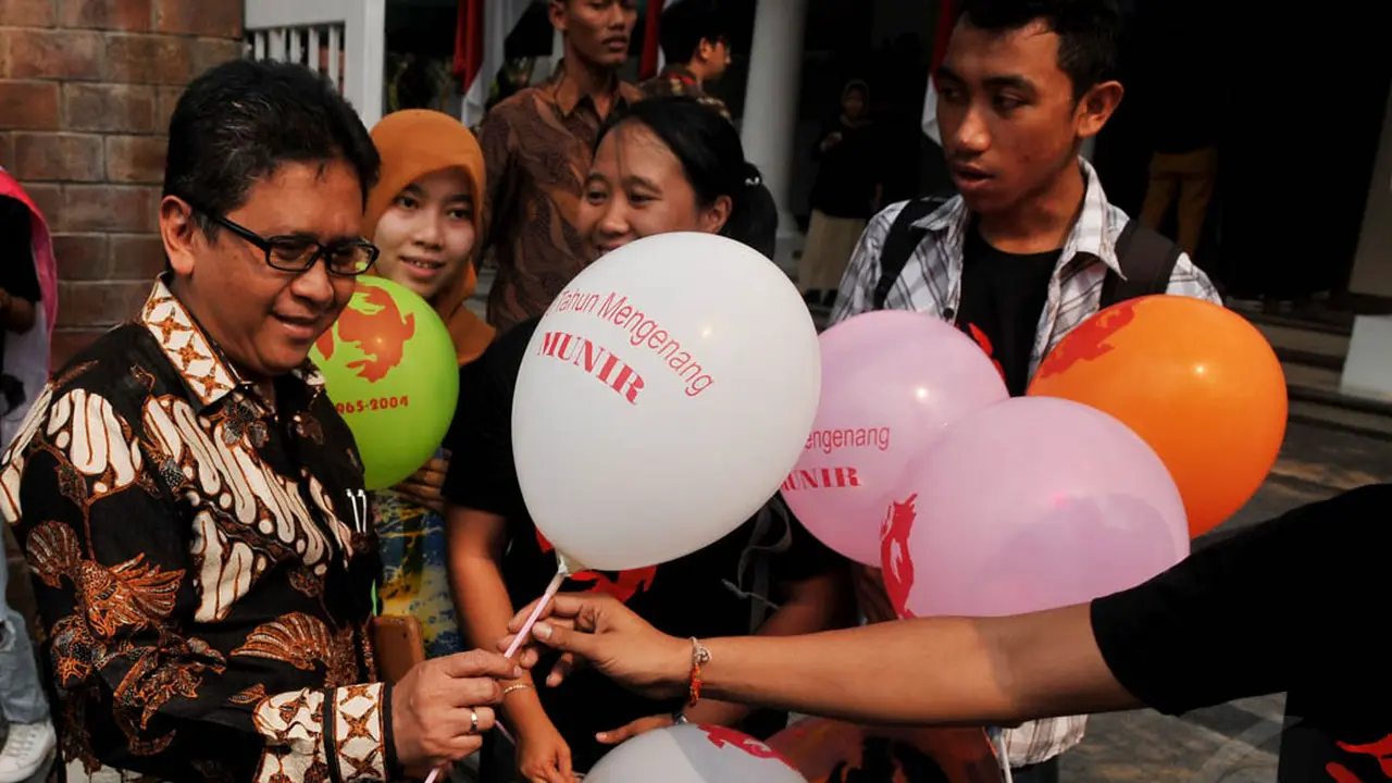 Demi Munir, Aktivis Ini Gelar Aksi di Rumah Transisi Jokowi-JK